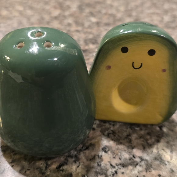 Cute avocado salt and pepper shakers new in box - Picture 4 of 6